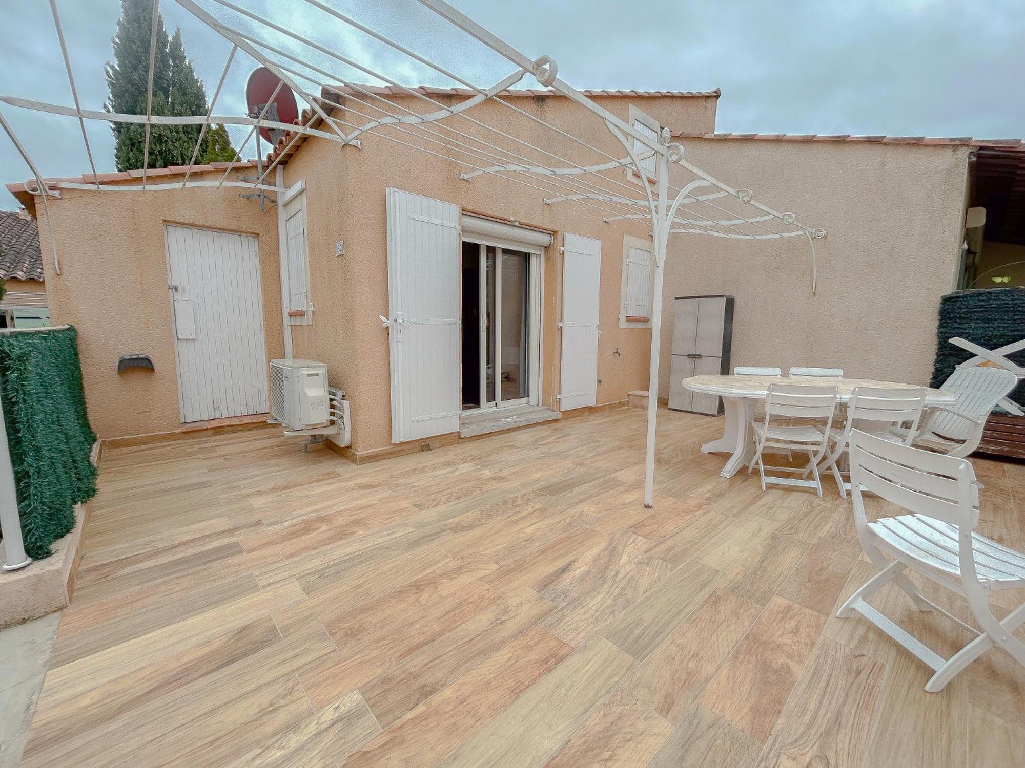 Hébergement de vacances Charmante Maison, Terrasse,parking Domaine Du Pins, Piscine Fréjus